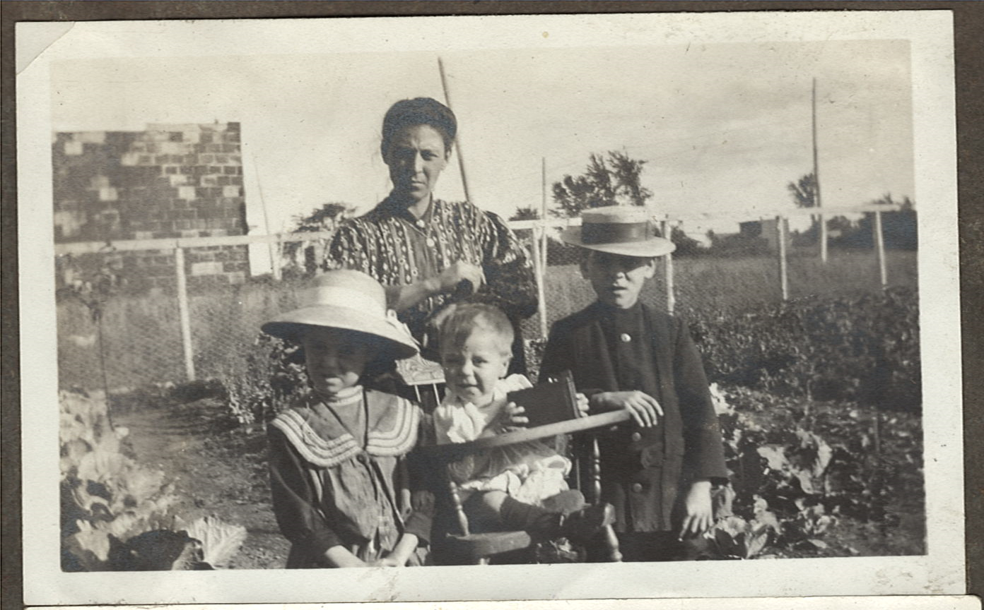 Olympe Bastien, ses 3 enfants dans le jardin
